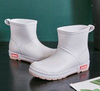 Стильные женские резиновые полуботинки фото